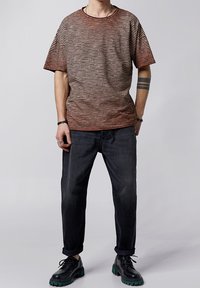 Tigha T-shirt med print - mottled black