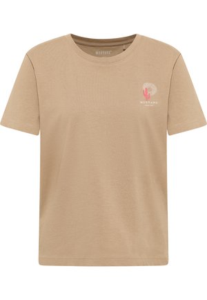 Béžové tričko s krátkym rukávom, okrúhlym výstrihom, malou ružovou kaktusovou grafikou a textom "Mustang" na ľavej hornej časti hrude.