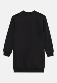 Črna dolgoma sleeves sweatshirt s krožnim izrezom, z ribastimi manšetami in robom, prikazana ravno obrnjena nazaj na belem ozadju.