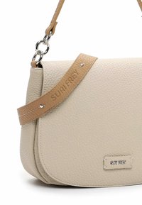 Borsa a spalla in pelle beige con finitura testurizzata, tracolla color tan, hardware in argento e dettaglio in rilievo "SURI FREY" sulla tracolla.