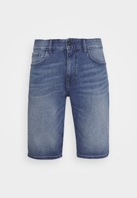 Denim šortky ve středně modré barvě, se předními kapsami a neformálním stylem, vystavené na prostém bílém pozadí.