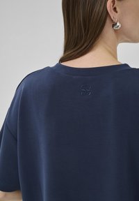 My Essential Wardrobe HELLE EMB BOXY - Basic T-shirt - after midnight