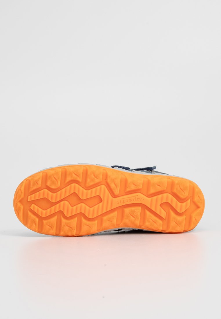 Sportschuhsohle mit einer strukturierten orangen Gummisohle mit Zickzackmustern; graues Obermaterial mit kontrastierenden marineblauen Akzenten.