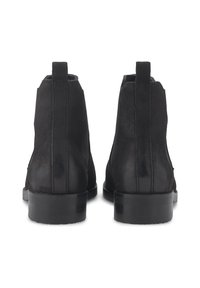 Botines de cuero negro con acabado liso, paneles laterales elásticos y un tacón bajo apilado. Diseño sencillo, sin patrones ni adornos visibles.