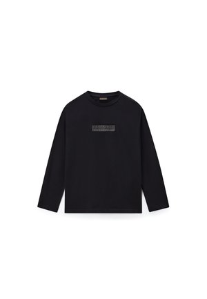 Tricou negru cu mâneci lungi, guler rotund, cu o mică etichetă dreptunghiulară cu logo centrată pe piept.
