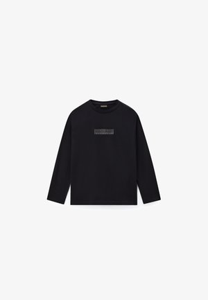 Tricou negru cu mâneci lungi, guler rotund, cu o mică etichetă dreptunghiulară cu logo centrată pe piept.