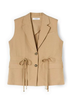 Mouwloze beige gilet met reverskraag, twee knopen, zijstrikjes en klepzakken, gemaakt van lichtgewicht stof.
