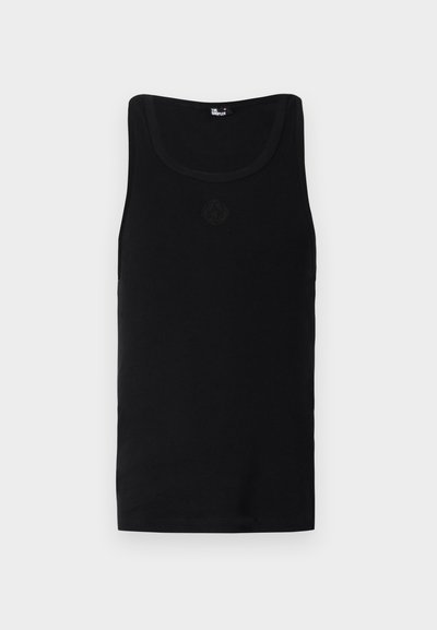 Melns topiņš bez piedurknēm, izgatavots no kokvilnas ar ribotu tekstūru, aprīkots ar apaļu kakla izgriezumu un nelielu emblēmu, iegravētu priekšpusē.