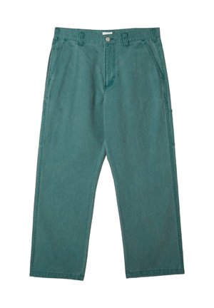 Pantaloni di denim color verde acqua a gamba larga con tasche frontali, passanti per cintura, chiusura a bottone e dettagli di cuciture visibili su sfondo bianco.