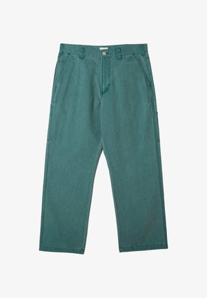 Pantalon en jean sarcelle à jambes larges avec poches avant, passants de ceinture, fermeture par bouton et coutures visibles sur fond blanc.