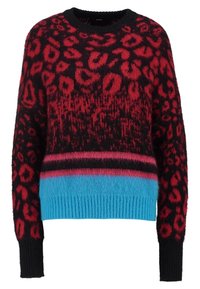 Czerwony i czarny sweter w panterkę z niebieskim i różowym poziomym paskiem. Miękka, puszysta faktura, okrągły dekolt i ściągacze na rękawach.