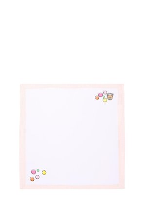 Biały kwadratowy materiał z jasnoróżową ramką, wielokolorowymi kółkami na dwóch rogach oraz małą twarzą misia z napisem „Moschino!”.