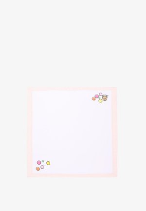 Biały kwadratowy materiał z jasnoróżową ramką, wielokolorowymi kółkami na dwóch rogach oraz małą twarzą misia z napisem „Moschino!”.