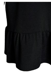 Čierne šaty s textúrovanou tkaninou. Majú volánový lem a hladký povrch. Lemovanie je mierne zakrivené, čo dodáva dizajnu jemnosť.