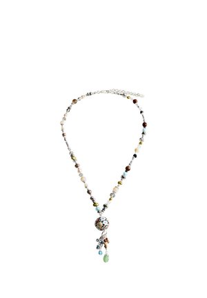 Collier avec de petites perles multicolores et un grand pendentif floral rond avec des breloques bleues et vertes suspendues.
