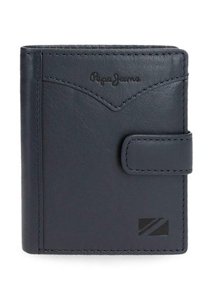 Cartera compacta de cuero azul oscuro con cierre de botón, logo en relieve "Pepe Jeans" y costuras decorativas sobre un fondo blanco.