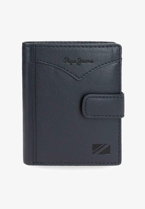 Cartera compacta de cuero azul oscuro con cierre de botón, logo en relieve "Pepe Jeans" y costuras decorativas sobre un fondo blanco.