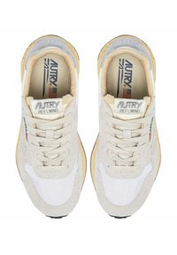 Sneakers beige e bianche con parte superiore in suede e mesh testurizzato, colletto imbottito e suola in gomma spessa. Presentano il marchio "AUTRY" sulla linguetta.