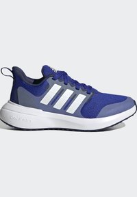 Granatowe buty sportowe z siateczkowej tkaniny, białe logo w trzy paski, wyściółka kołnierza oraz teksturowana gumowa podeszwa dla lepszej przyczepności.