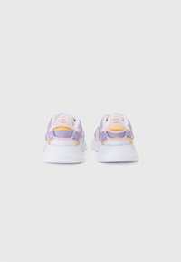 Ténis desportivos com um design em roxo, rosa e amarelo, com parte superior em malha, colarinho almofadado e uma sola grossa branca.
