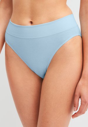 Sous-vêtements pour femmes taille haute bleu clair portés par un mannequin debout, montrant la zone du ventre et le haut des cuisses sur un fond neutre.