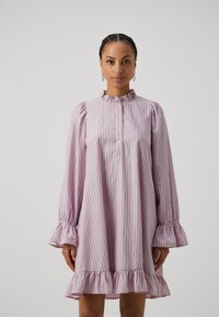 Stripet kjole i lys rosa og hvit, med en frynset krage, knappestolpe, og lange pufferm med utvidede mansjetter og kant.
