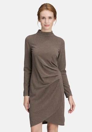 Bruine, lange mouw jurk met hoge hals en wikkelontwerp, met een subtiele metallic glans en geplooide details aan één kant.