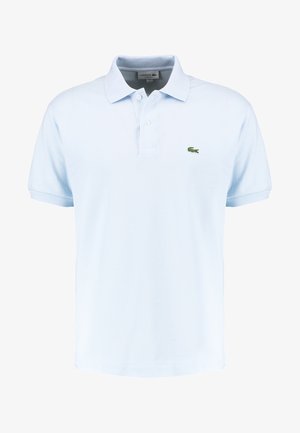 Hellblaues Poloshirt aus strukturiertem Stoff mit klassischem Kragen, einer Drei-Knopf-Leiste und einem kleinen grünen Krokodil-Logo auf der Brust.