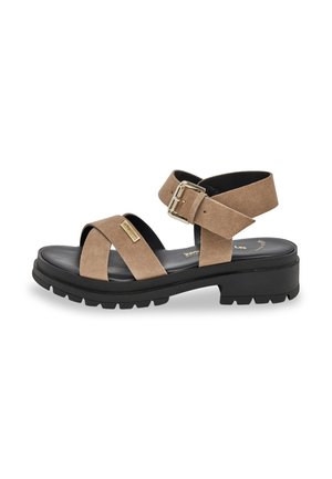 Infradito in suede marrone con cinturini, dotate di una suola nera spessa, caratterizzate da una fibbia e un design incrociato sulla parte anteriore del piede.