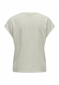 Jasnoszara bluzka z krótkim rękawem o luźnym kroju, okrągłym dekolcie i miękkiej, teksturowanej tkaninie. Prosty, minimalistyczny design bez wzorów i akcentów.