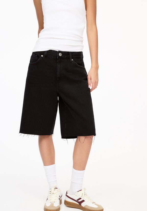 FRAYED HEM - BERMUDA - Jeans Shorts