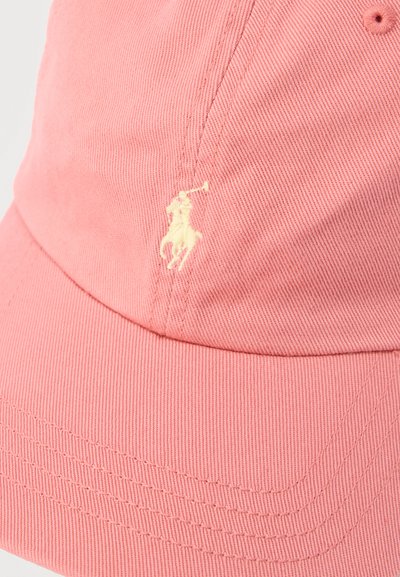 Ροζ βαμβακερό καπέλο baseball με κεντημένο λευκό λογότυπο παίκτη πόλο στην εμπρόσθια πλευρά.