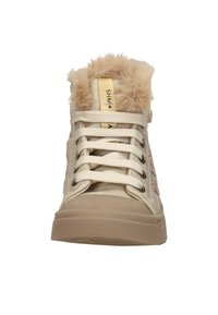 Beige hoge sneakers met een fuzzy tan kraag, canvas bovenwerk, witte veters en roze geborduurde accenten. Rubberen buitenzool.
