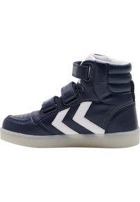 Hochschnittige Sneaker aus navy Leder mit weißem Chevron-Design, ausgestattet mit Klettverschlüssen, perforierter Zehenpartie und transparenter Gummisohle.