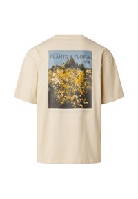 Beżowa bawełniana koszulka z kolorową grafiką skalistych gór i kwiatów na plecach, z napisem "Plants & Flora" i logo marki.