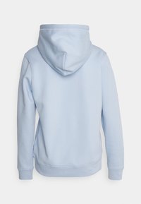 Jasnoniebieska bluza z kapturem wykonana z miękkiego materiału, z kapturem i ściągaczami na rękawach. Widok od tyłu ukazujący gładką fakturę i brak widocznych elementów dekoracyjnych.