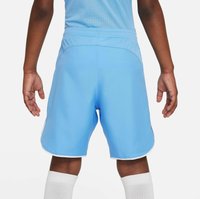 Helles blaues Sportshorts mit glatter Textur, elastischem Bund und weißen Akzenten am Saum. Keine sichtbaren Logos oder Muster.