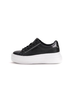 Baskets basses en cuir noir avec semelle plateforme blanche, lacets noirs et logo de la marque sur le côté et le talon.