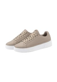 Baskets beige avec une surface lisse et texturée, présentant un bout rond, une semelle en caoutchouc blanc et un design classique à lacets.