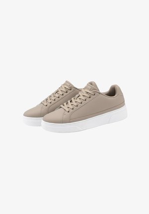Beige Sneakers mit einer glatten, strukturierten Oberfläche, abgerundetem Zehenbereich, weißer Gummisohle und traditionellem Schnürdesign.