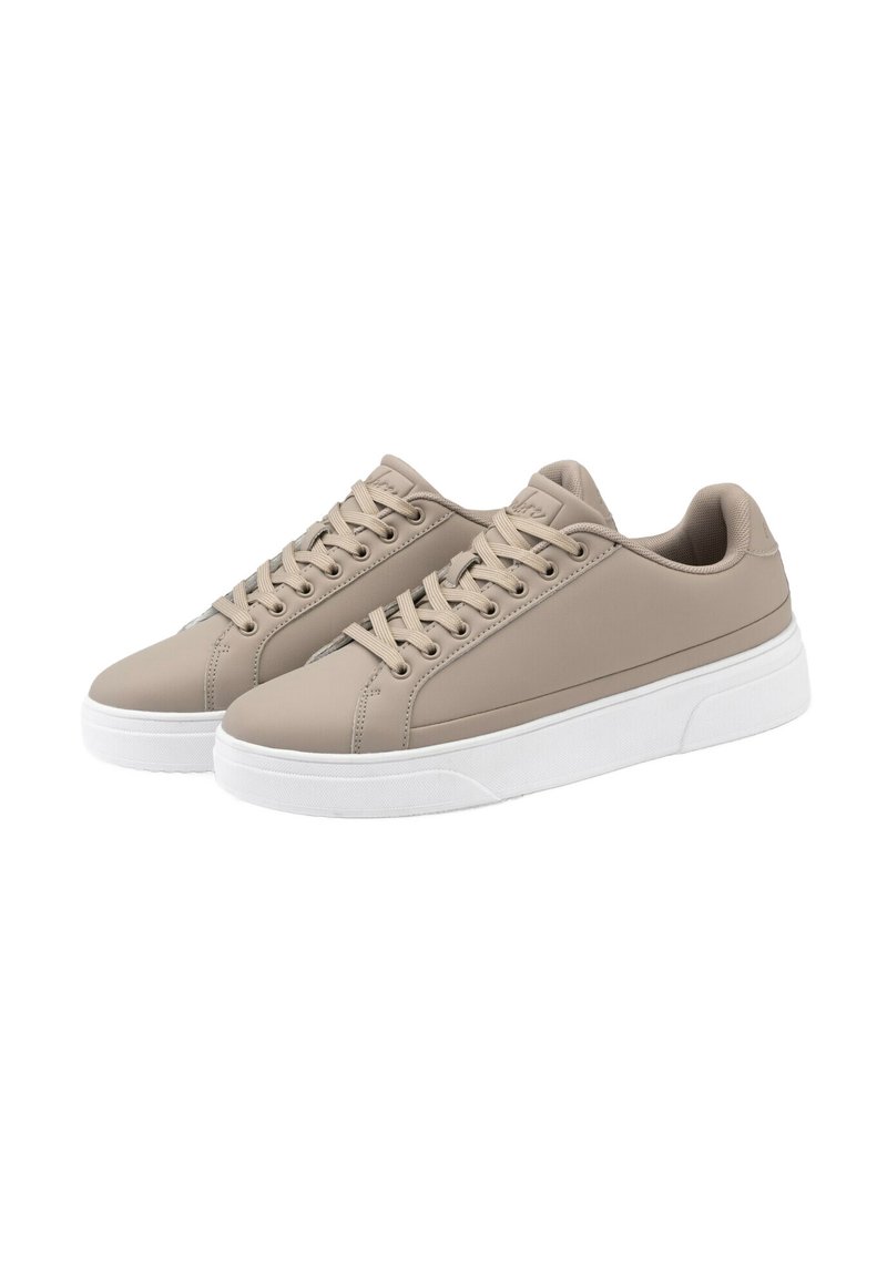 Baskets beige avec une surface lisse et texturée, présentant un bout rond, une semelle en caoutchouc blanc et un design classique à lacets.
