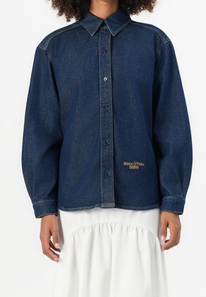 Donkerblauw denim overhemd met knopen, lange mouwen, een kraag en een kleine gouden "Marc O'Polo Denim" borduring aan de onderkant van de linker voorkant.