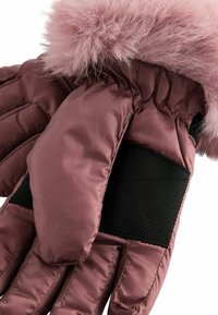 Ciepłe, wyściełane rękawice w kolorze mauve z puszystym różowym futerkiem na brzegach. Posiadają elastyczny panel z czarnej siateczki dla lepszego uchwytu i komfortu.