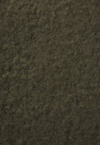 Tissu texturé vert olive foncé avec une surface douce et pelucheuse, présentant un motif régulier de courtes fibres sur toute la surface.