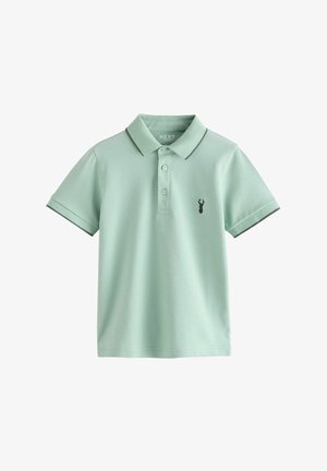 Svetlozeleno polo majica s kratkimi rokavi, ki ima črn logotip jelena na levem prsnem delu in sivo obrobo na ovratniku in rokavih.