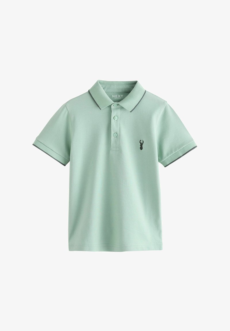 Polo de color verde claro con mangas cortas, que presenta un logo de ciervo negro en el lado izquierdo del pecho y detalles grises en el cuello y las mangas.