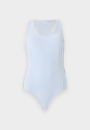 Justaucorps de sport bleu clair sans manches avec dos nageur et petit logo blanc EA7 sur le haut du côté gauche de la poitrine.