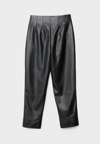 Zwarte leren broeken met een cropped design, met voorplooien en een gladde textuur. Hoge tailleband en rechte pijpen.