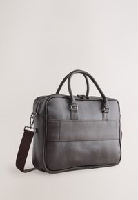 Braune Lederaktentasche mit strukturierter Oberfläche, zwei oberen Griffen, verstellbarem Schulterriemen und Fronttaschenpaneel. Reißverschlussverschluss.