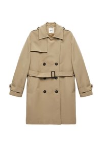 Trench coat beige hecho de un tejido suave que presenta un frente de doble botonadura, cintura ceñida con cinturón y hombreras.